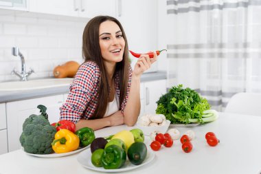 Yeşillik dolu bir Mutfakta Güzel Genç Esmer Poz