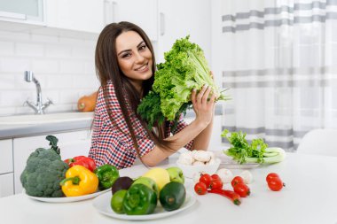 Bir demet Marul ile Şirin Genç Esmer Kadın Poz Veriyor