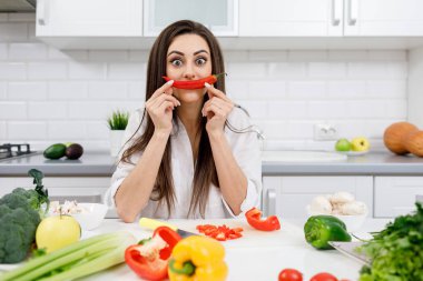 Chili Biber Bıyıklı Sportif Esmer Poz