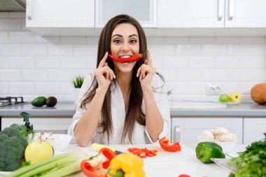 Aptal rolü yapan ve acı biberi ısıran sevimli kız.