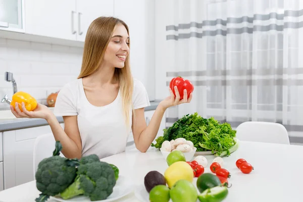 Cute Blonde Girl Choosing Which Bell Pepper to Eat — 스톡 사진