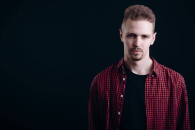 Dama Gömlekli Düşünceli Genç Adam