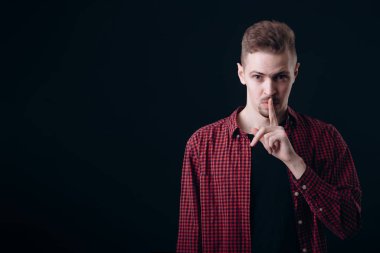 Genç Adam Dudaklarına Hush Jest Yaparak Dokunuyor