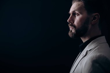 Açık Ceketli Yakışıklı Brunet Sakallı Adam Görünümü