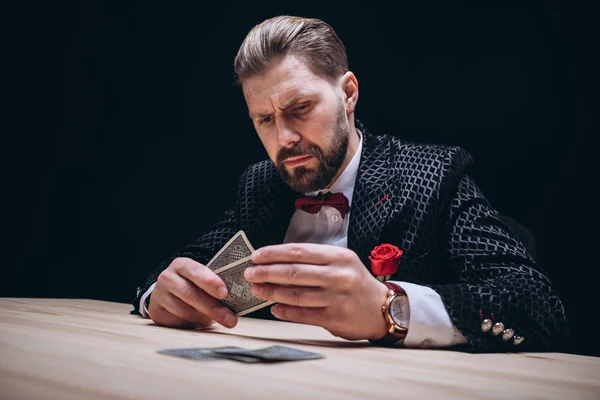 Barbudo hombre con pajarita de verificación de mano de póquer — Foto de Stock