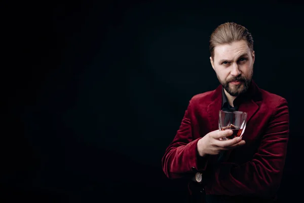 En maskulin man med ett glas alkohol — Stockfoto
