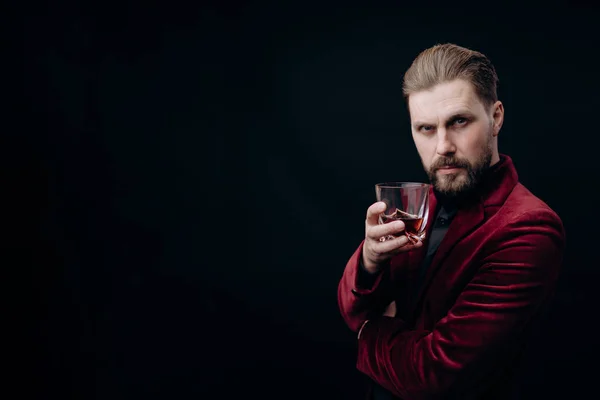Hombre maduro guapo en chaqueta vinosa con tostadas de whisky — Foto de Stock