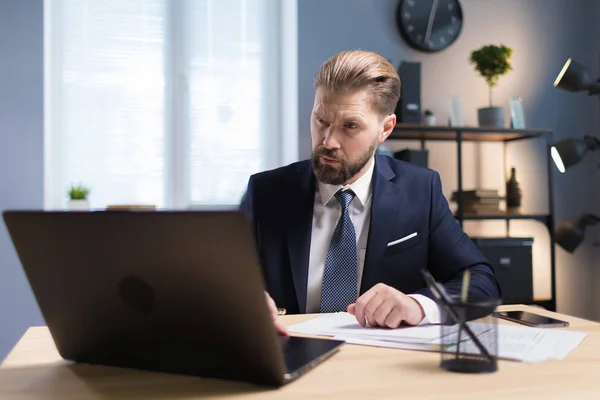 Handsome Sedate Company CEO With Eyebrow Up Working — 스톡 사진