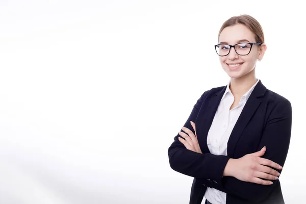 Gülümseyen kadın ofis çalışanı kolları çaprazlanmış poz veriyor