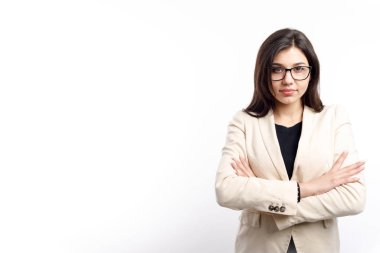 Akıllı bir kadın ofis katibi kollarını kavuşturdu.