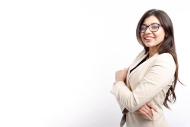 Gözlüklü, yarı esmer bir iş kadını.