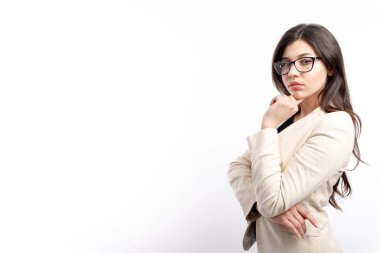 Çenesini destekleyen düşünceli Esmer Beyaz Yakalı