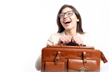 Güzel ofis kızı Deri çanta tutuyor ve gülüyor.