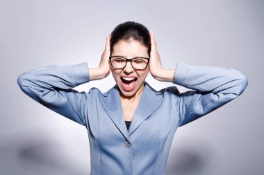 Sinirli Kadın Ofis Katibi Kulakları Kapayan Ellerle Bağırıyor