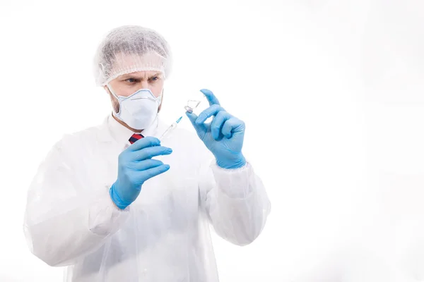 Empleado médico concentrado cargando una jeringa de vacuna — Foto de Stock