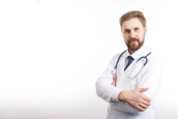 Amigável Médico Masculino em Branco Smock Posando com Estetoscópio — Fotografia de Stock