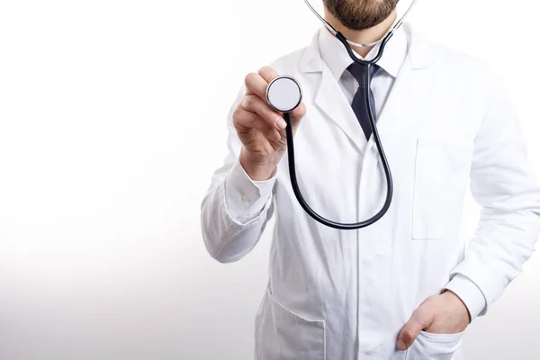 Medico maschile in bianco neve Scrubs e cravatta Auscultating — Foto Stock