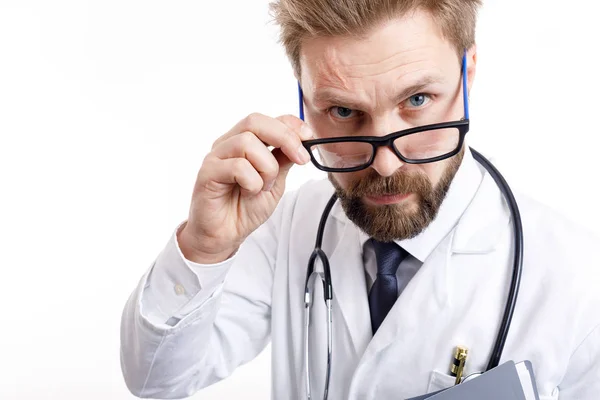 Крупный план молодого бородатого доктора со стетоскопом — стоковое фото
