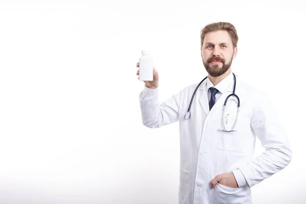 MD attento in grembiule bianco Dimostrare una bottiglia di pillole — Foto Stock