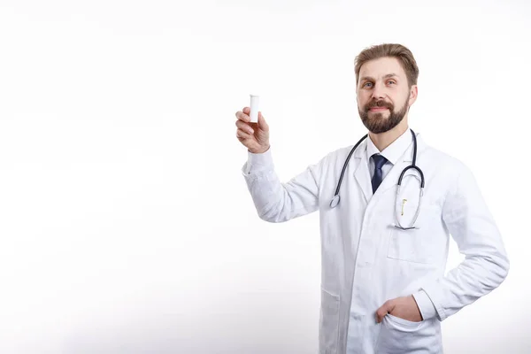 Médico Sorrindo Com Estetoscópio Demonstrando uma Garrafa Plástica de Medicação — Fotografia de Stock