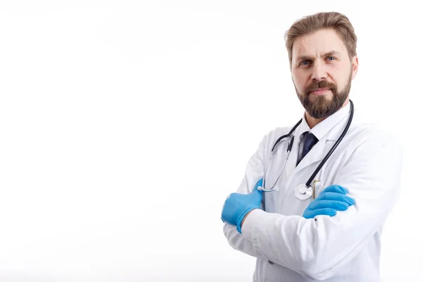 Médico alegre em esfoliantes brancos e luvas médicas posando — Fotografia de Stock