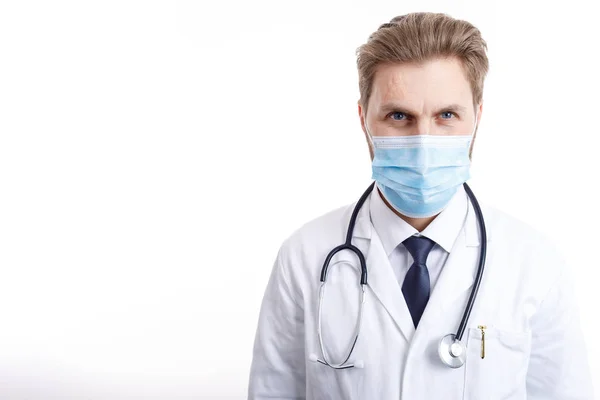 Сконцентрированный доктор в медицинской маске, смотрящий в оба — стоковое фото