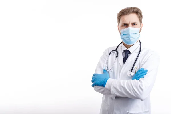 Médico de cabello castaño con máscara posando con los brazos cruzados — Foto de Stock