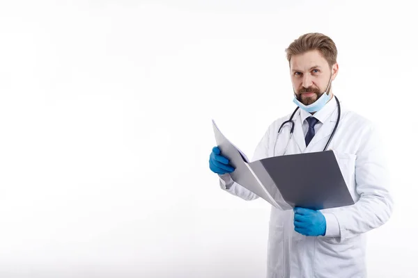 Médico bonito posando com uma pasta de documentos aberta — Fotografia de Stock
