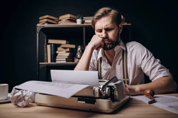 A Thoughtful Writer Propping His Chin Up — ストック写真