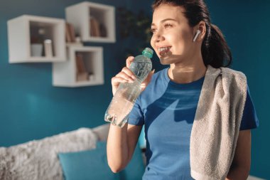 Sporcu Esmer Kız Spordan Sonra İçiyor