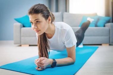 Heyecanlı İnce Güzellik Esneme Egzersizleri Yapıyor