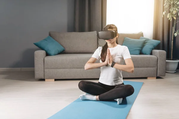 Realtà Virtuale Cuffia è utile meditare in Lotus Pose — Foto Stock
