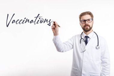 Erkek Hekim Aşı Sözcüğünü Havada Yazıyor