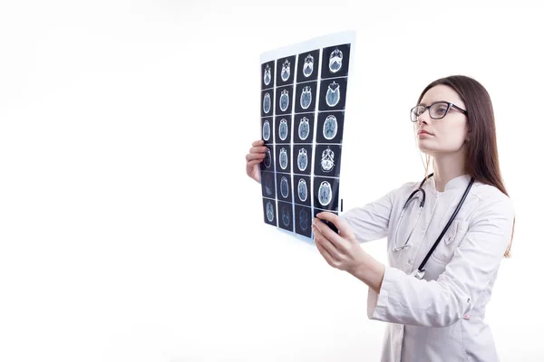 Kadın Esmer Doktor Tomografi X-ray Filmine Bakıyor