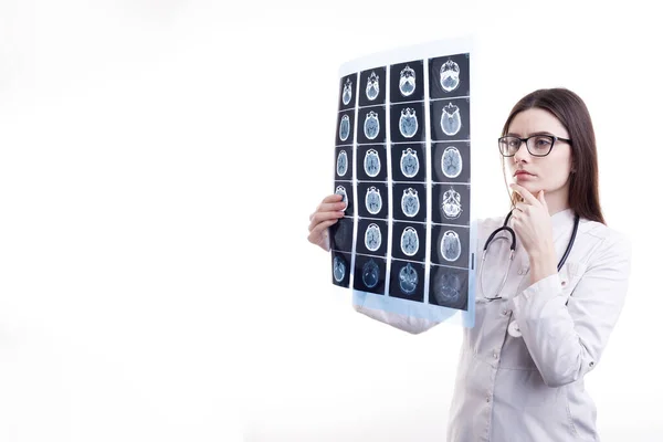 Dalgın Kadın Doktor Hastaları İnceleme Beyin Tomografisi Filmi
