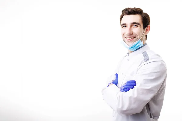 若いですブルネット医師でホワイトコートポーズ腕クロス — ストック写真
