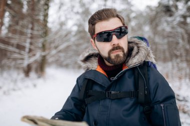 Kış Ormanı 'nda Aynalı Güneş Gözlüklü Erkek Sakallı Turist