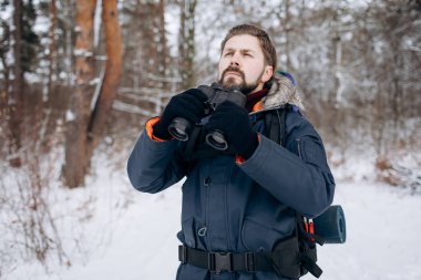 Sakallı Yürüyüşçü Uzaklara Bakıyor