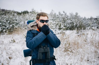 Mavi Parkalı Turist Ellerine Üflüyor