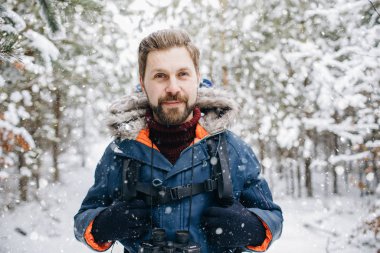 Yakışıklı Sakallı Yürüyüşçü Kış Ormanında Gülümsüyor