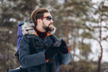 Kış Ormanı 'ndan Geçmek İçin GPS Kullanan Turist