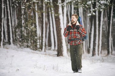 Kış Ormanından Yürüyen Neşeli Turist