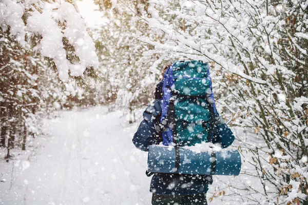 Een eenzame toerist dwaalt door een sneeuwval — Stockfoto