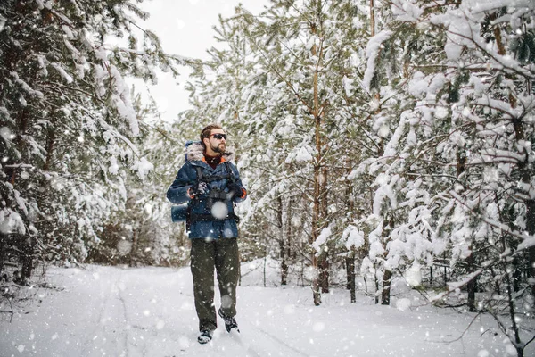 Een Bruinharige Baard Wandelaar Wandelen Door Sneeuwval — Stockfoto