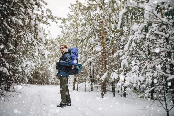 Wandelaar in Blue Parka poseren midden in het Winterbos Pad — Stockfoto