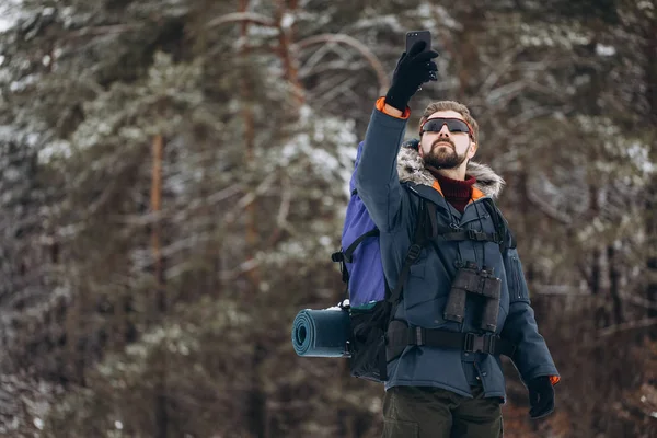 Hiker Raising His Smartphone to Get Connection — Stockfoto