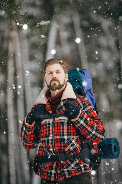 Geconcentreerde wandelaar in Checkered Jacket Wandering Through Snowfall — Stockfoto