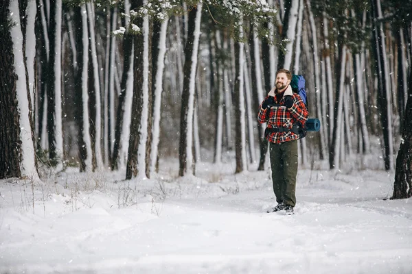 Glimlachende baard wandelaar Genieten van sneeuwval op Winter Forest Edge — Stockfoto