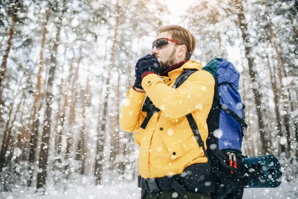 Jonge man baard wandelaar proberen om zijn handen warm — Stockfoto