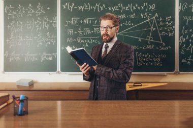 Takımlı ve Gözlüklü Profesör El Kitabı 'ndan alıntı yapıyor.